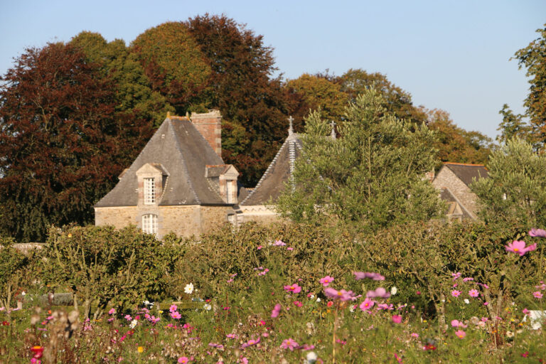 2021_jardin_fleurie_vue_chapelle_©LaBourbansais