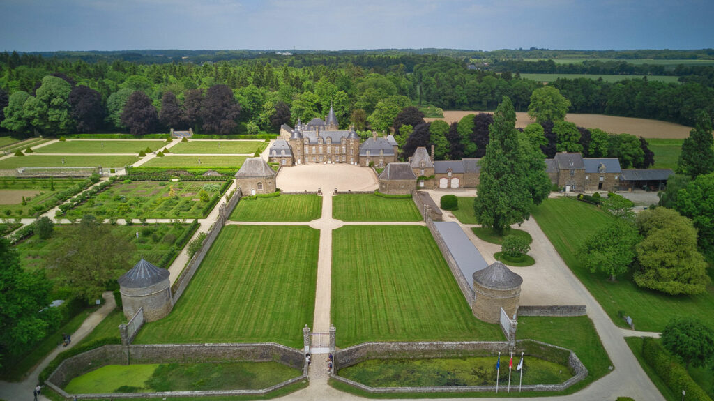 La Bourbansais vue du ciel. Vue sur les jardins potager et à la française