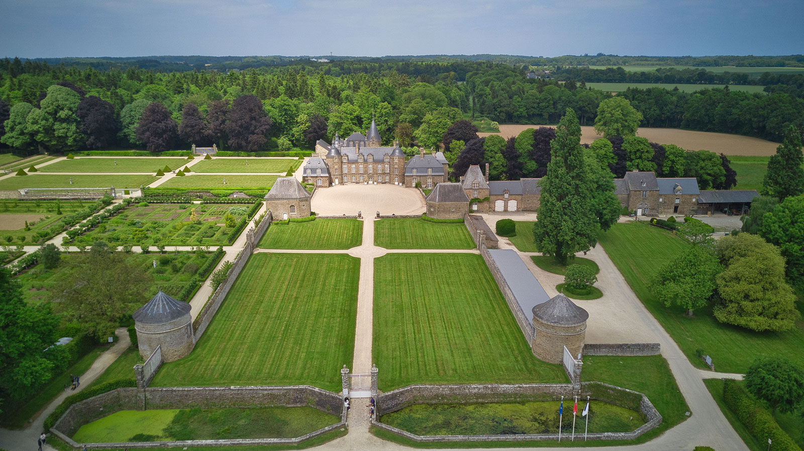 La Bourbansais vue du ciel. Vue sur les jardins potager et à la française